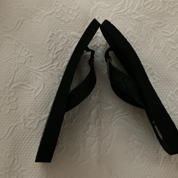 Yellow Box Benji black size 8.5 flip flops - Picture 4 of 4